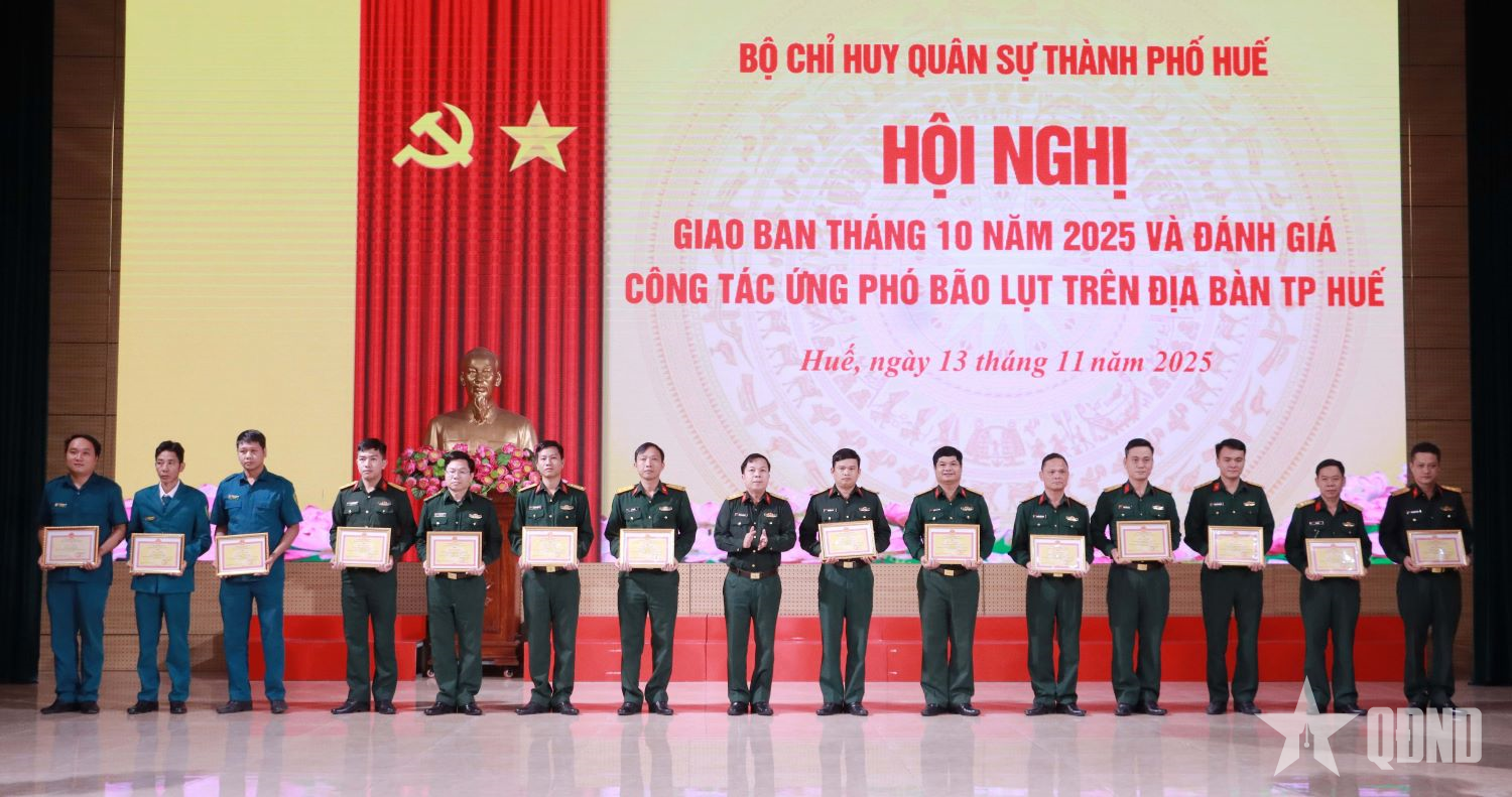 Bộ CHQS TP Huế: Khen thưởng tập thể, cá nhân có thành tích trong phòng, chống, khắc phục hậu quả mưa lũ